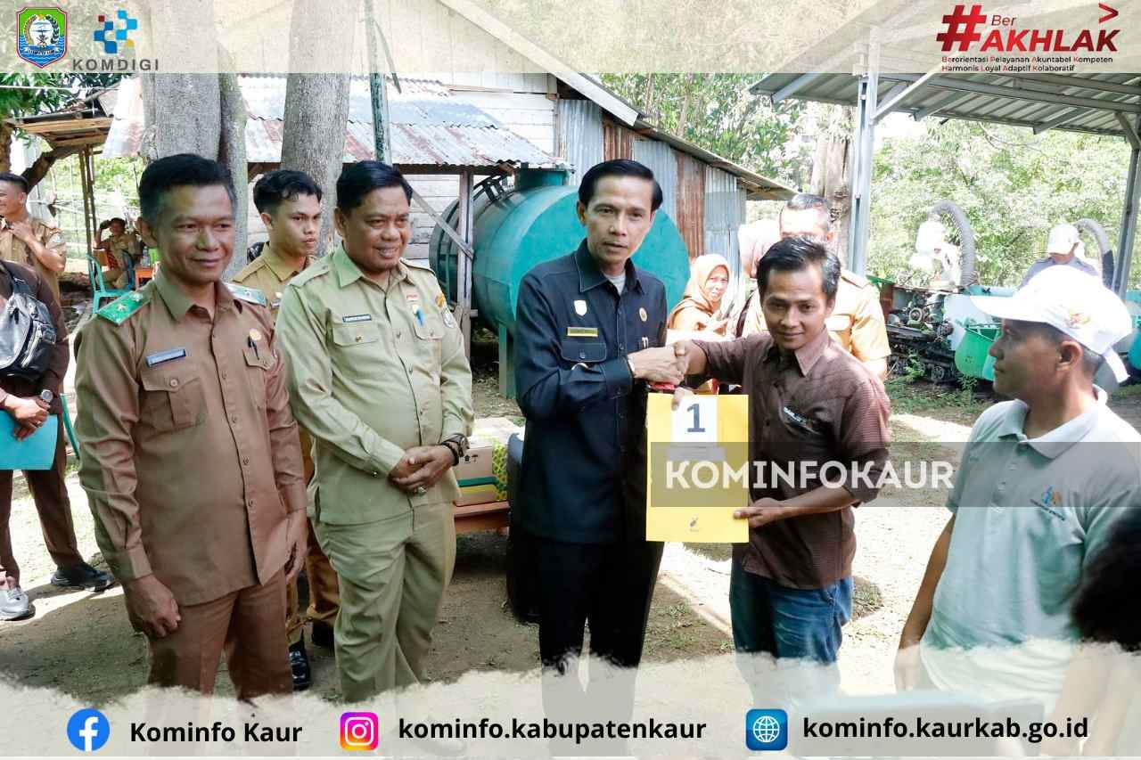 Dukung Swasembada Pangan Program Presiden Prabowo, Bupati Kaur Serahkan Bantuan Traktor R4 