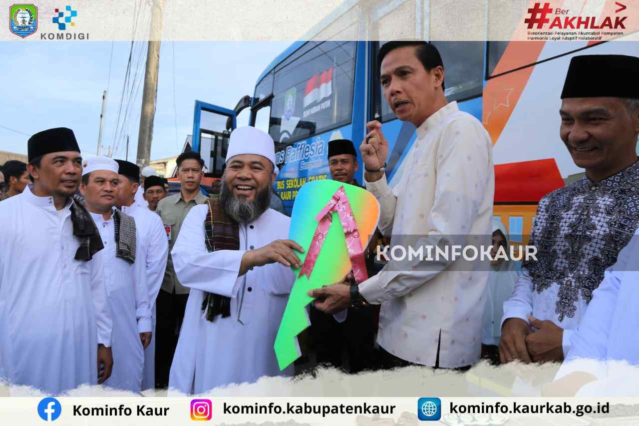 Dukung Program Unggulan Bupati Kaur, Gubernur Bengkulu Serahkan Bantuan Bus Sekolah
