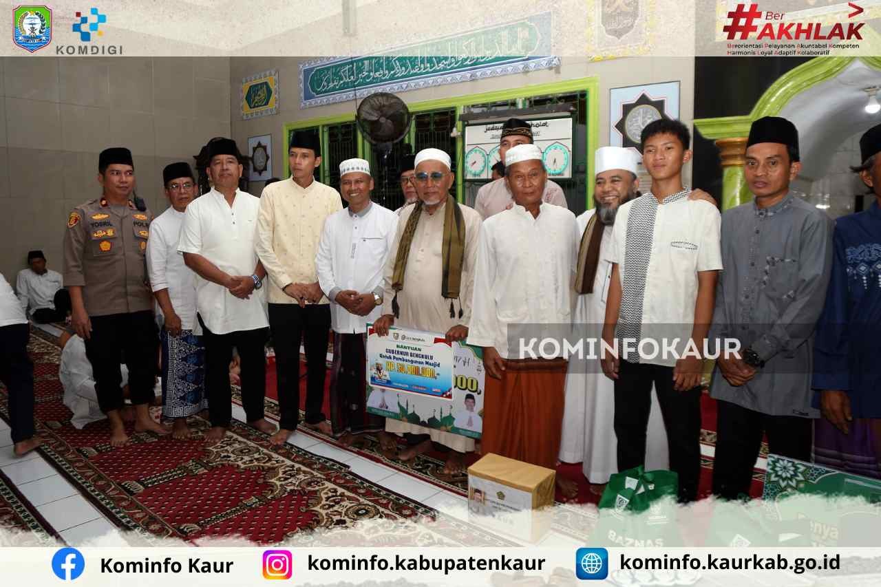 Safari Ramadan di Masjid Jamik As Syakirin , Pemprov dan Pemkab Serahkan Bantuan Rp55.000.000 