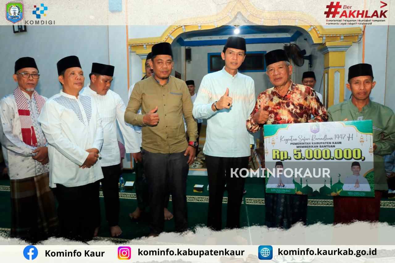 Safari Ramadan di Kaur Tengah, Bupati Gusril Sapa Jemaah Masjid Al Fatah 