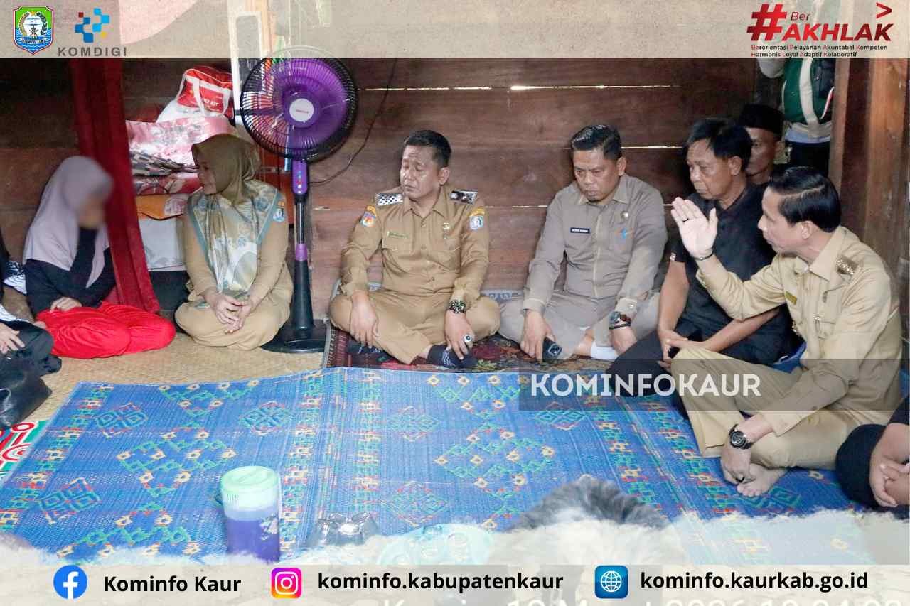 Beri Dukungan Moril dan Pastikan Pendampingan Berjalan,  Bupati Kaur Kunjungi Korban Tindak Asusila