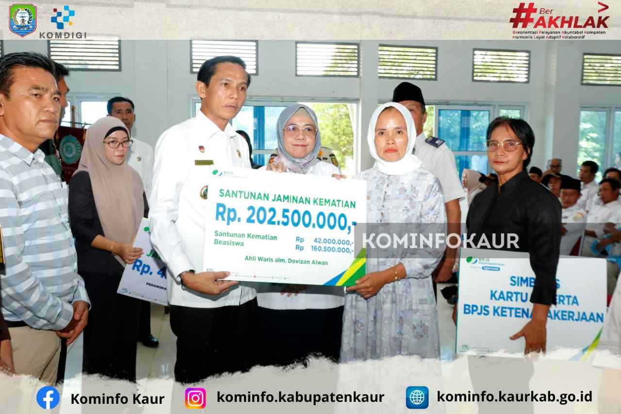 Bupati Kaur Serahkan Santunan Program Jaminan Kematian dari BPJS Ketenagakerjaan