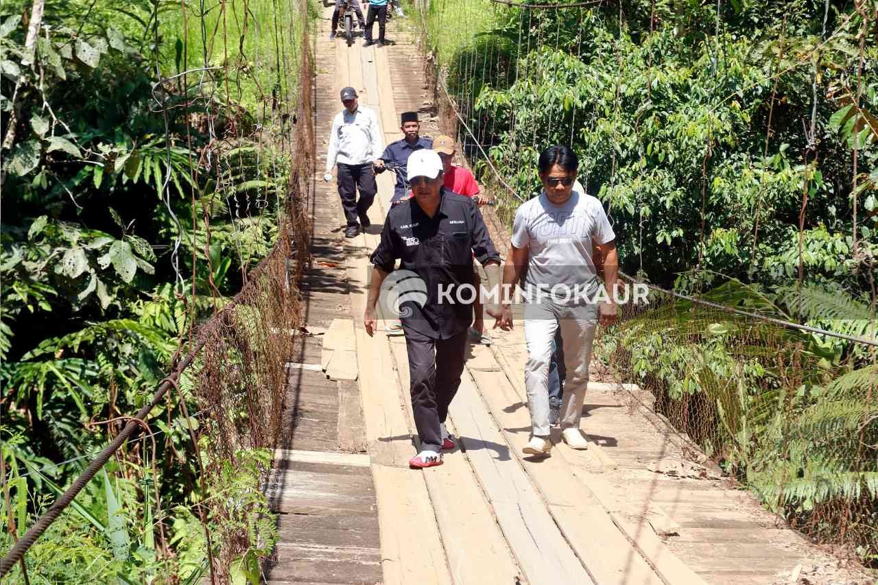 Jembatan Gantung Rusak, Plt Bupati : Kita Perbaiki Tahun Ini 