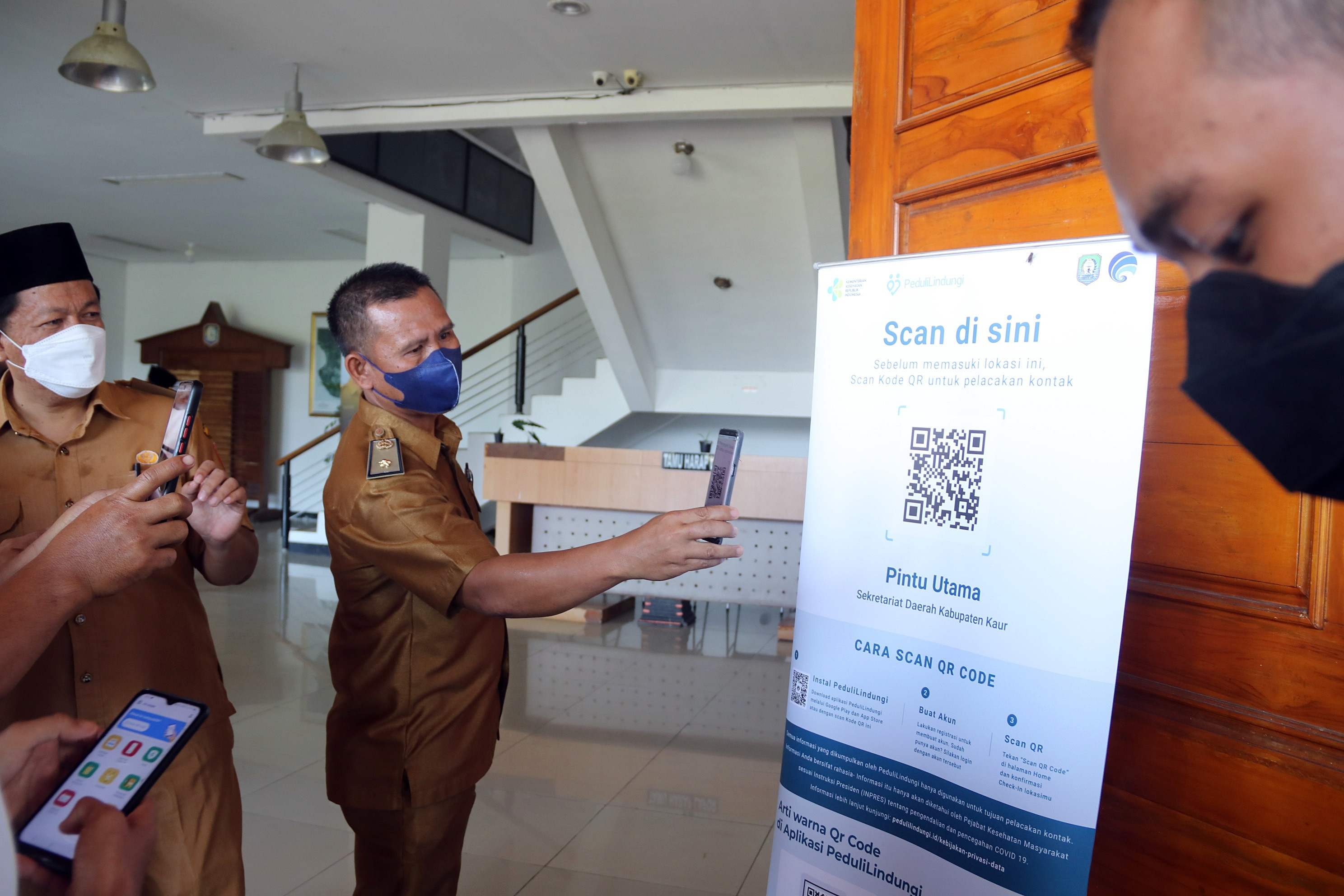 Masuk Pemda Kaur, Wajib Pindai QR Barcode Peduli Lindungi