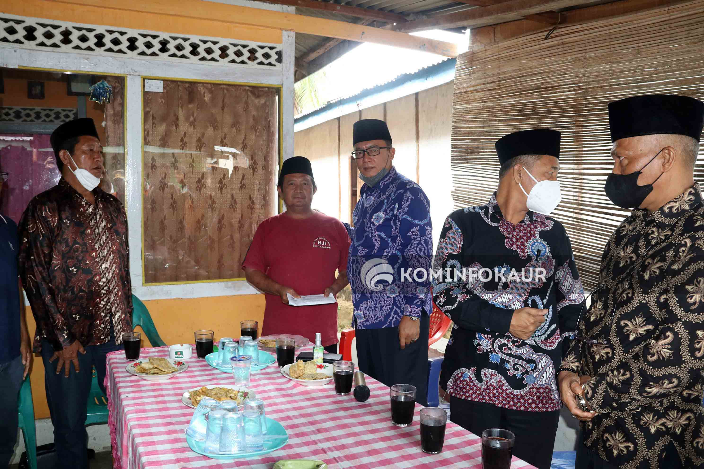 Bentuk Kepedulian Pemerintah, Bupati Serahkan Bantuan Kepada Korban Kebakaran