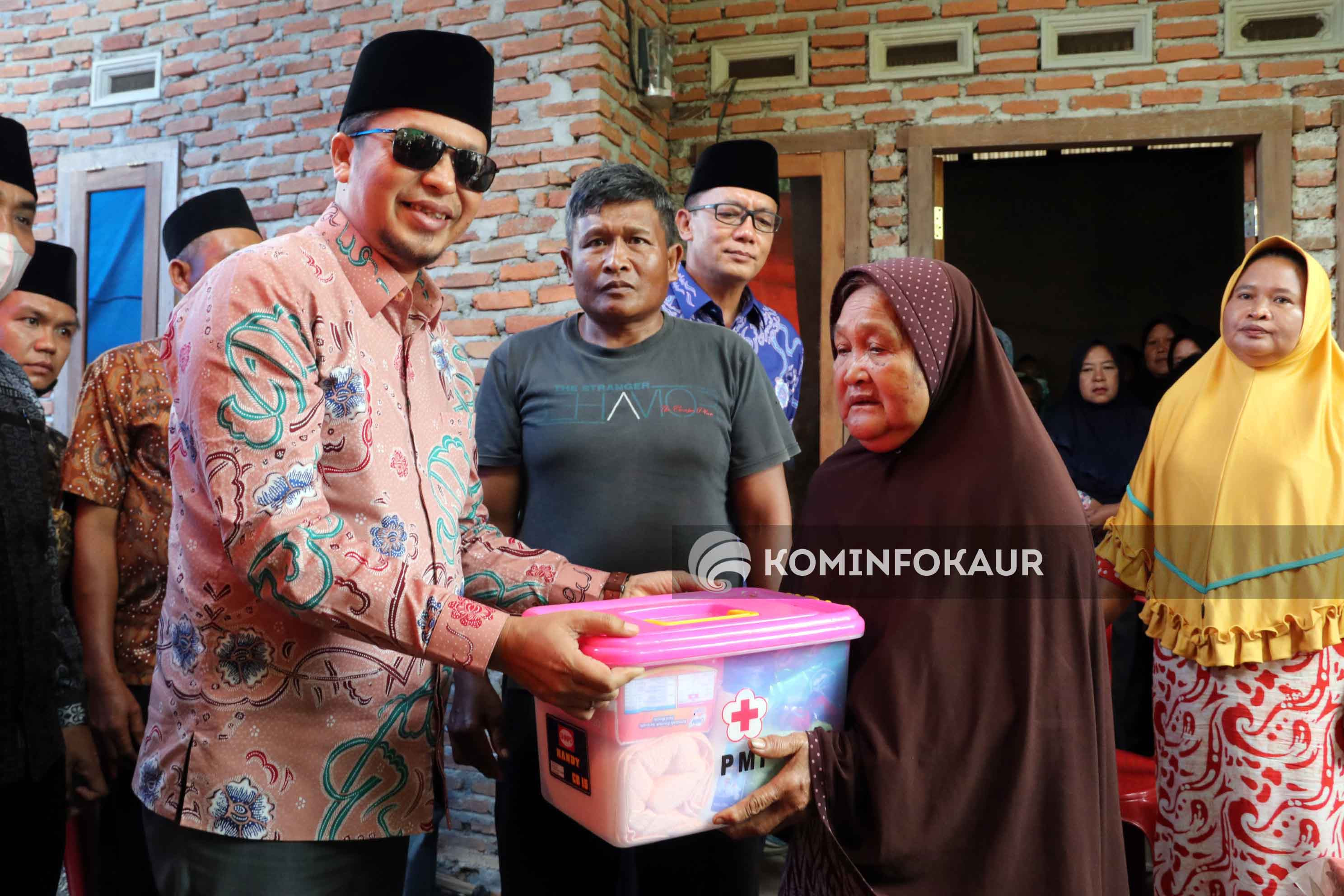 Ketua PMI Kabupaten Kaur Serahkan Bantuan Korban Kebakaran
