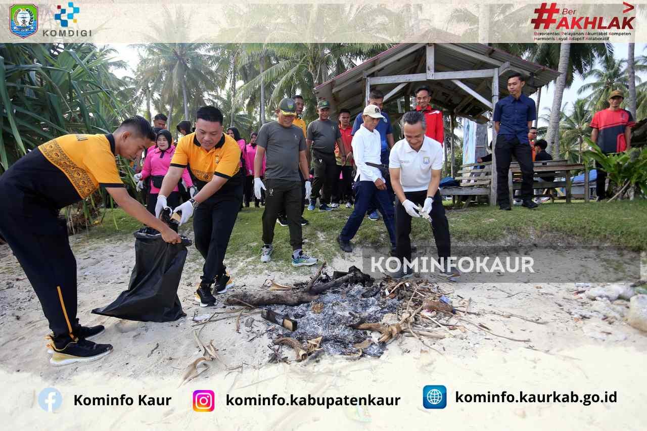 Sambut Hari Bhayangkara Ke-79, Polres Kaur Bersih-Bersih Pantai Pinang Tawar