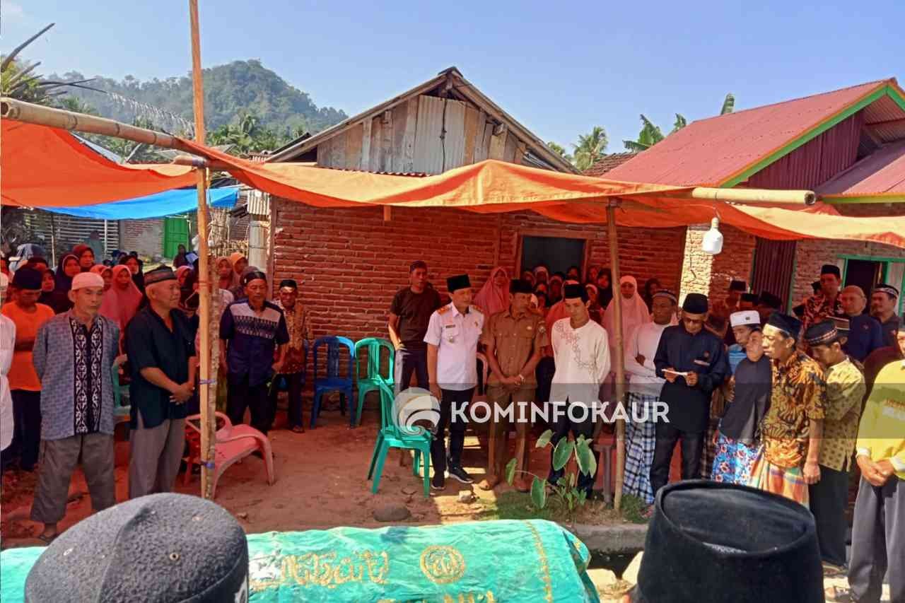 Ungkapan Duka Cita, Plt Bupati Kunjungi Kediaman Korban Tenggelam