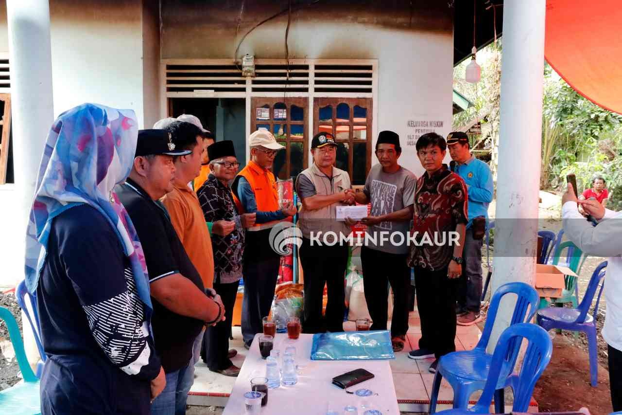 Bentuk kepedulian, Pemda Kaur Salurkan Bantuan Kepada Korban kebakaran