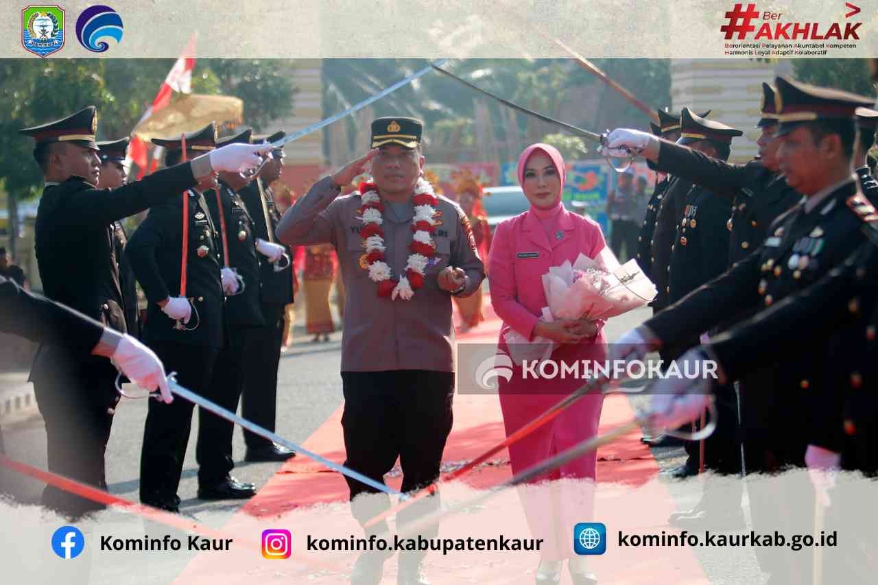 Disambut Tradisi Pedang Pora, Kasubditregident Ditlantas Polda Bengkulu Jabat Kapolres Kaur