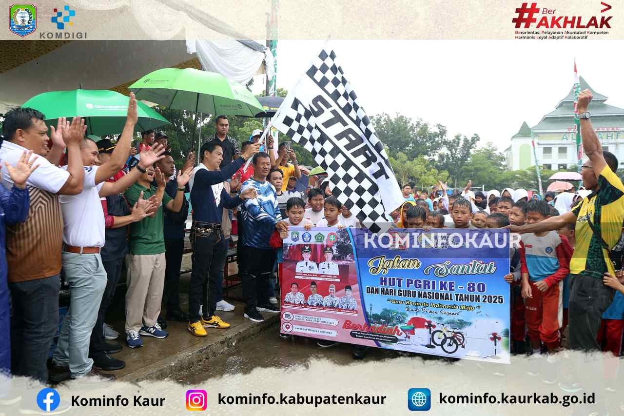 Diguyur Hujan, Ratusan Murid Antusias Ikuti Jalan Santai HUT ke-80 PGRI dan Hari Guru Nasional