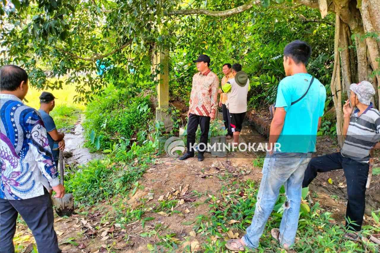 Tinjau Proses Pengerukan Saluran Irigasi Nasal, Plt Bupati : Alhamdulillah Sudah Mengalir 