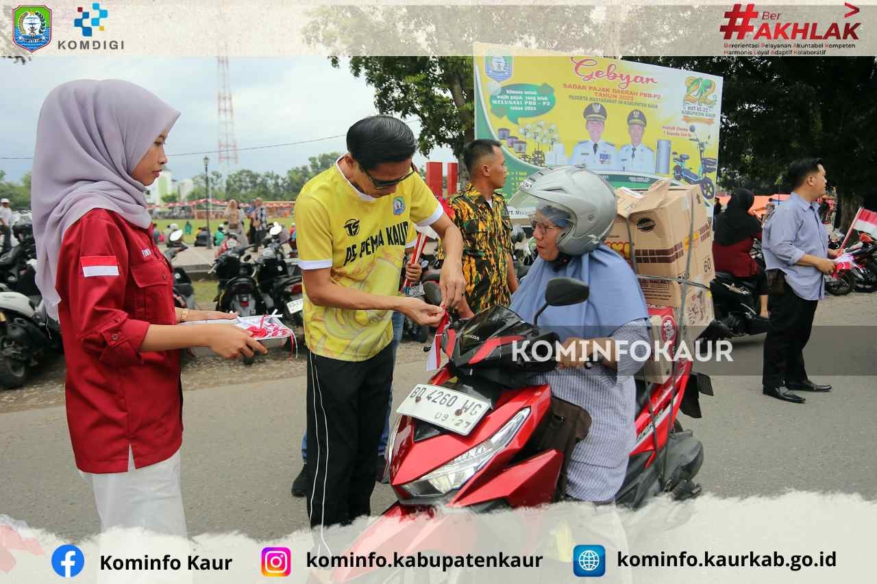 Bersama Kapolres dan Wabup, Bupati Kaur Bagikan Bendera Merah Putih Gratis