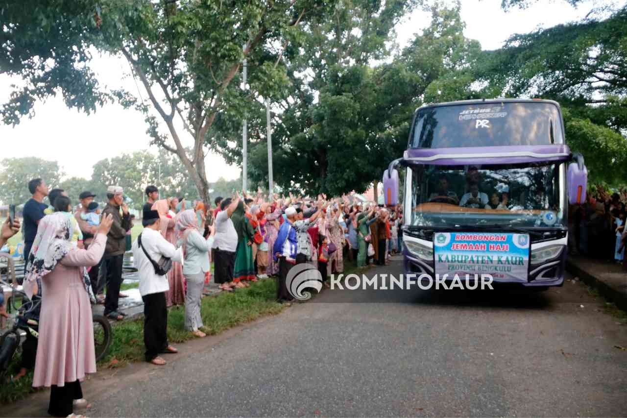 Tangis Haru Keluarga Lepas Keberangkatan JCH Kabupaten Kaur 