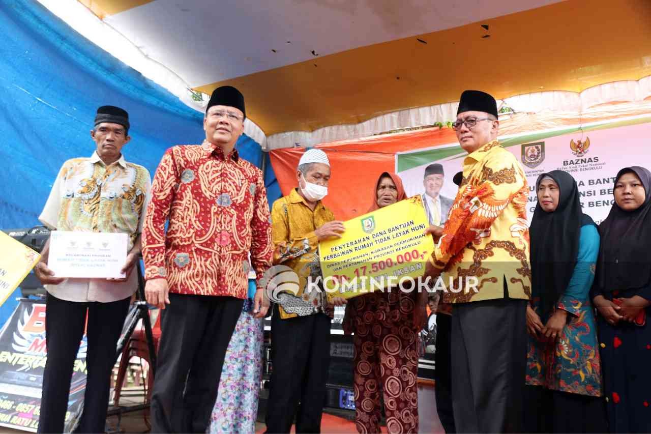 Gubernur Bengkulu dan Bupati Kaur Lakukan Peletakan Batu Pertama Program Bedah Rumah 