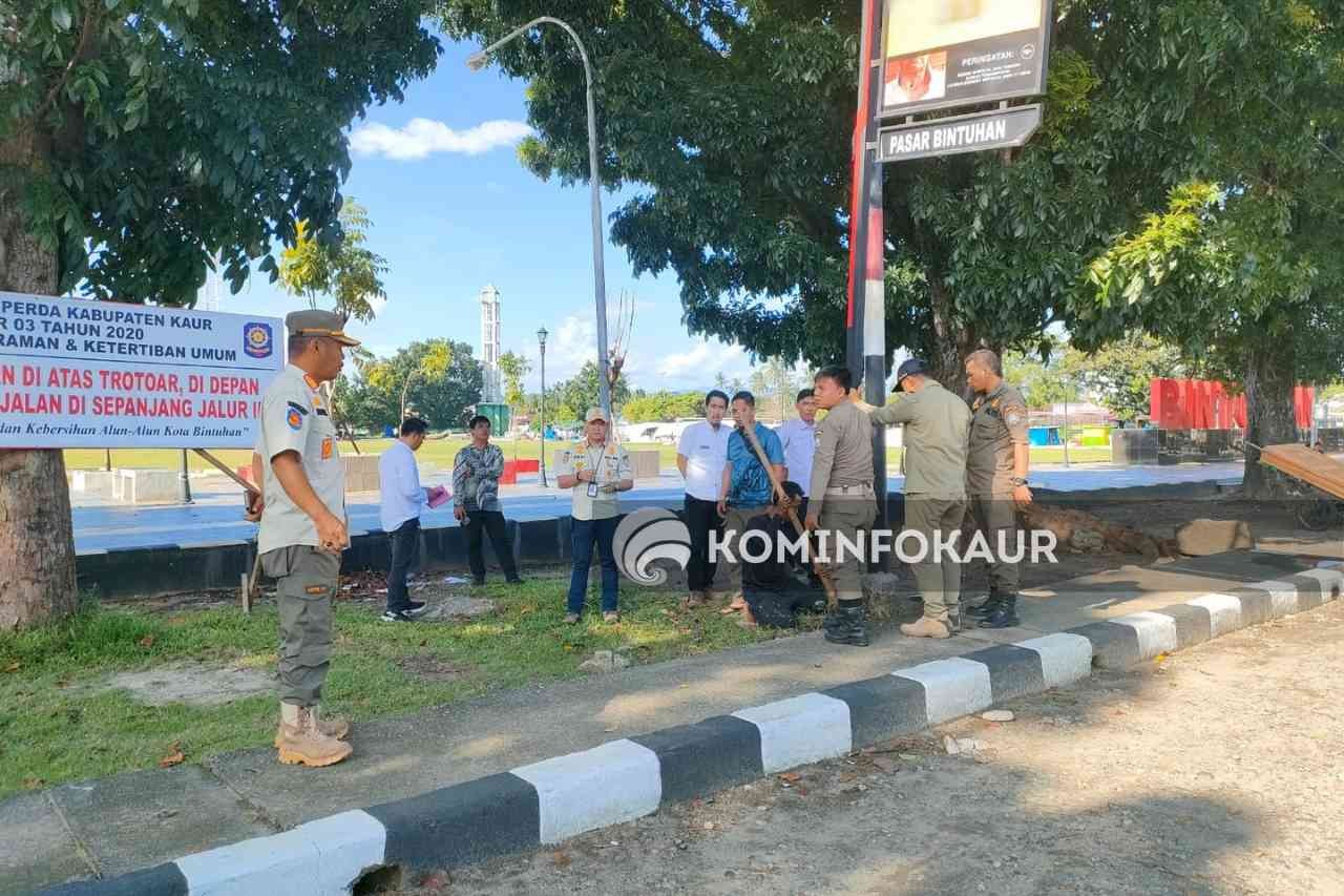Langgar Perda, Papan Reklame Diturunkan Tim Terpadu 