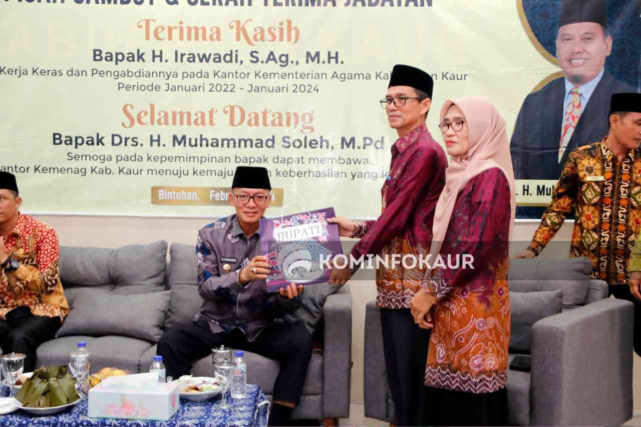 Pisah Sambut Kakankemenag  Kaur  Berlangsung Haru