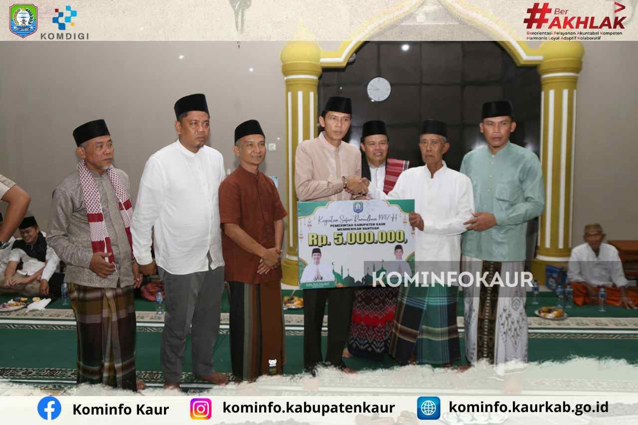 Safari Ramadan ke-3, Bupati Gusril Pausi Tarawih di Masjid Al Muhajirin