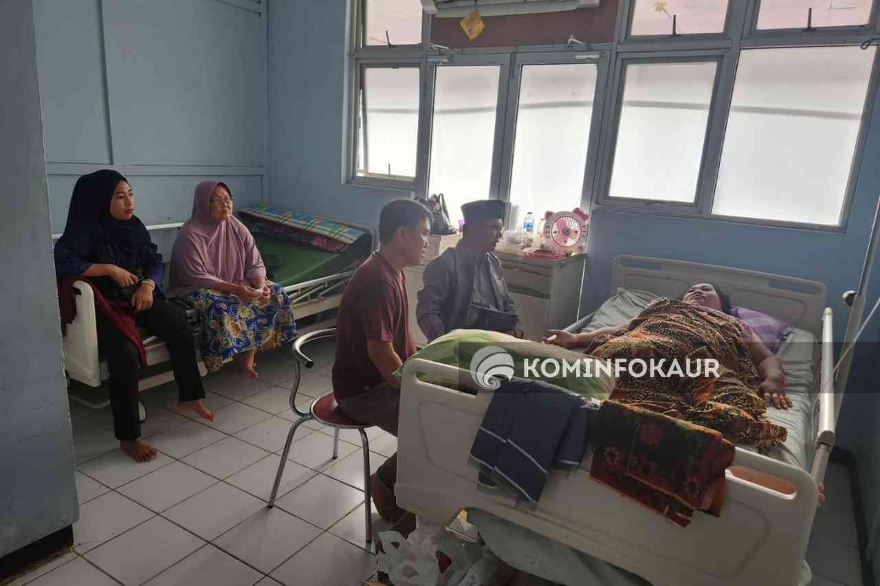 Ungkapan Rasa Duka, Kadinkes Kaur Sambangi Guru Korban Lakalantas