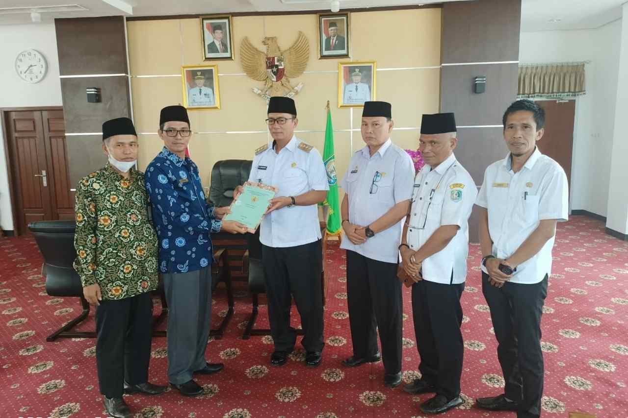 Sertifikat Tanah Hibah Diserahkan Bupati, Kemenag Kaur Segera Bangun PLHUT