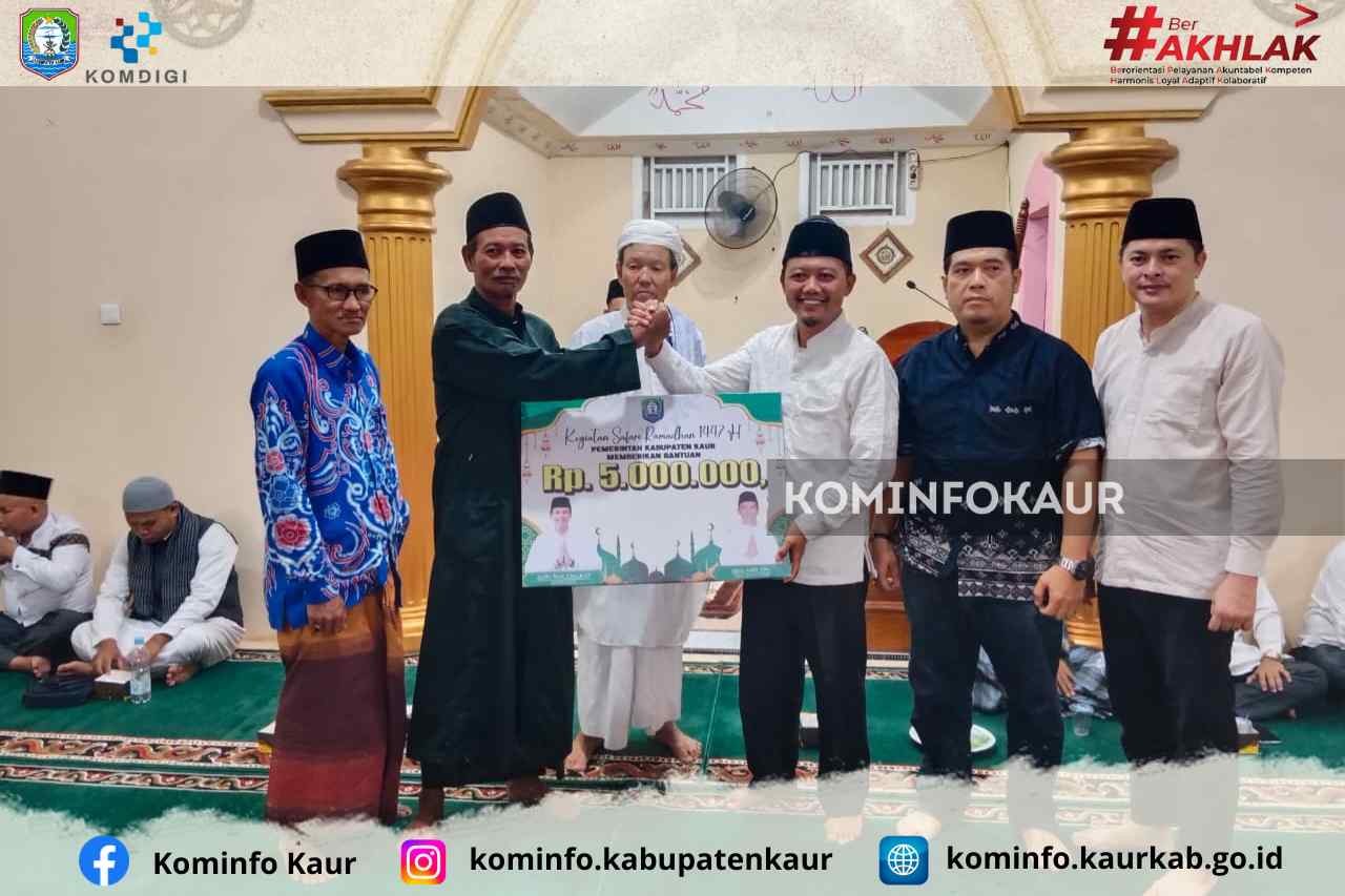 Safari Ramadan di Ulak Pandan, Pemkab Kaur Bantu Masjid dan 20 Mustahik