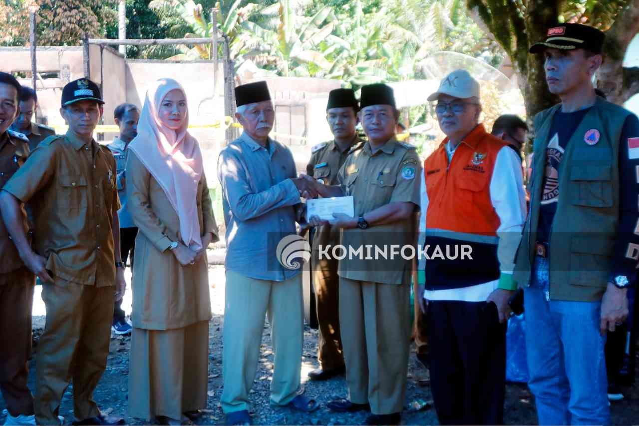 Sambangi  Korban Kebakaran di Naga Rantai, Ini Imbauan Asisten II