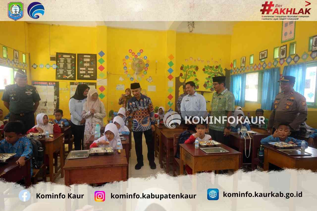 Tinjau MBG di SDN 1 Kaur, Wabup : Pemda Siap Bersinergi Dorong Program Terlaksana di 15 Kecamatan 