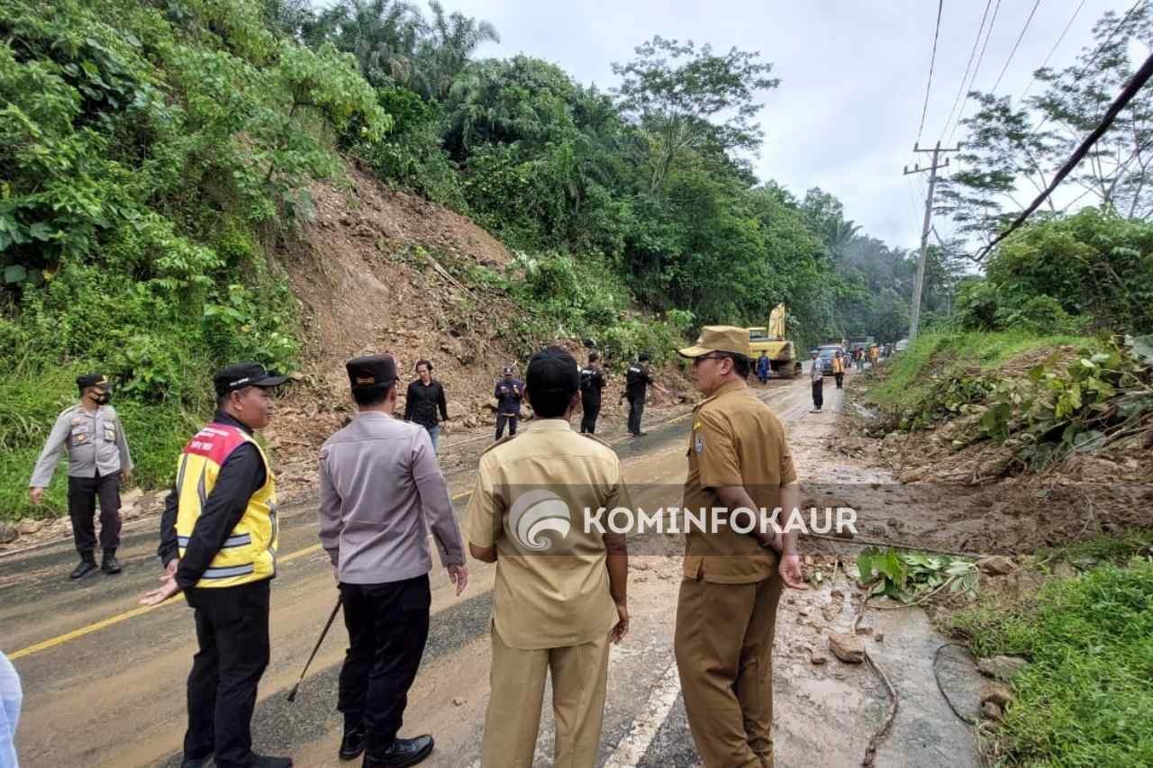 Material Longsor Ruas Jalan Seranjangan Disingkirkan  