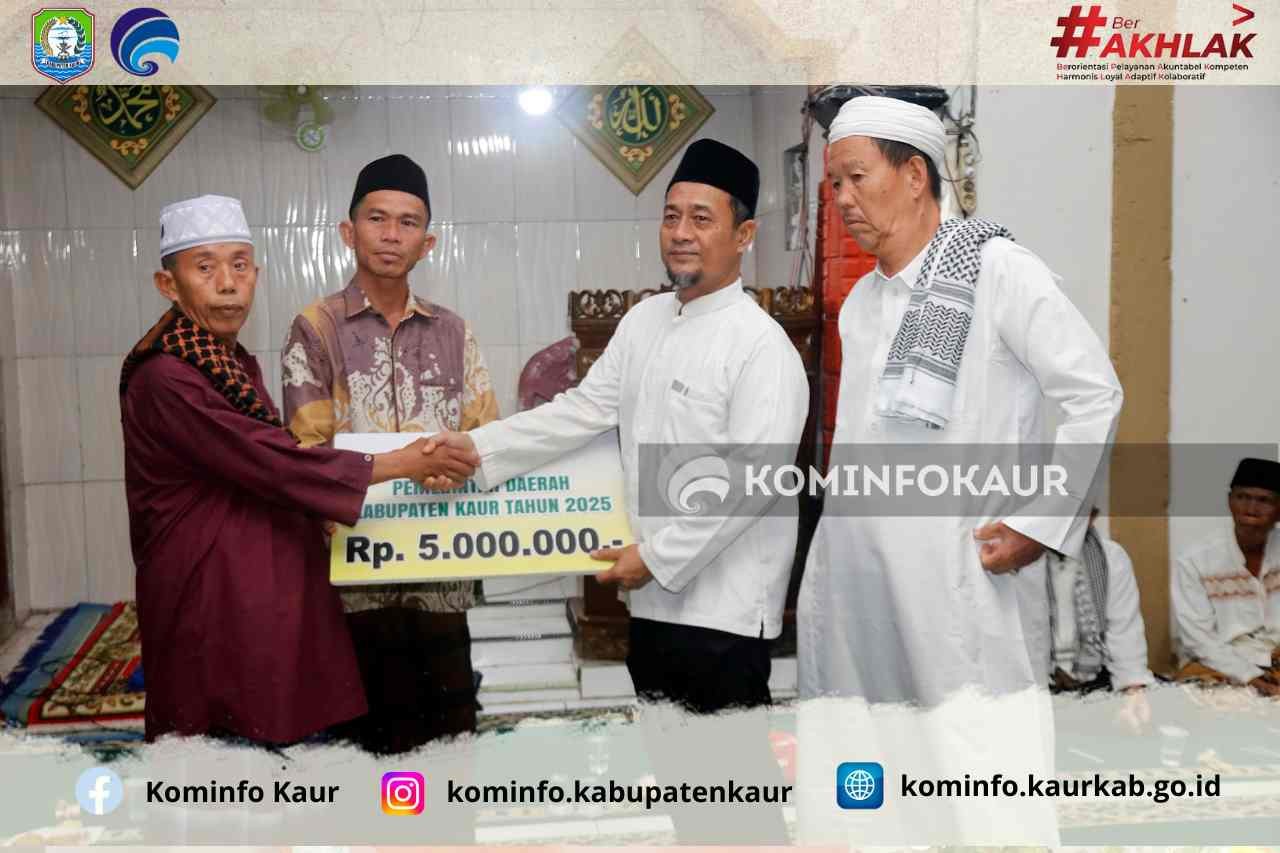 Sambangi Masjid At Taqwa, Asisten III Serahkan Tali Asih