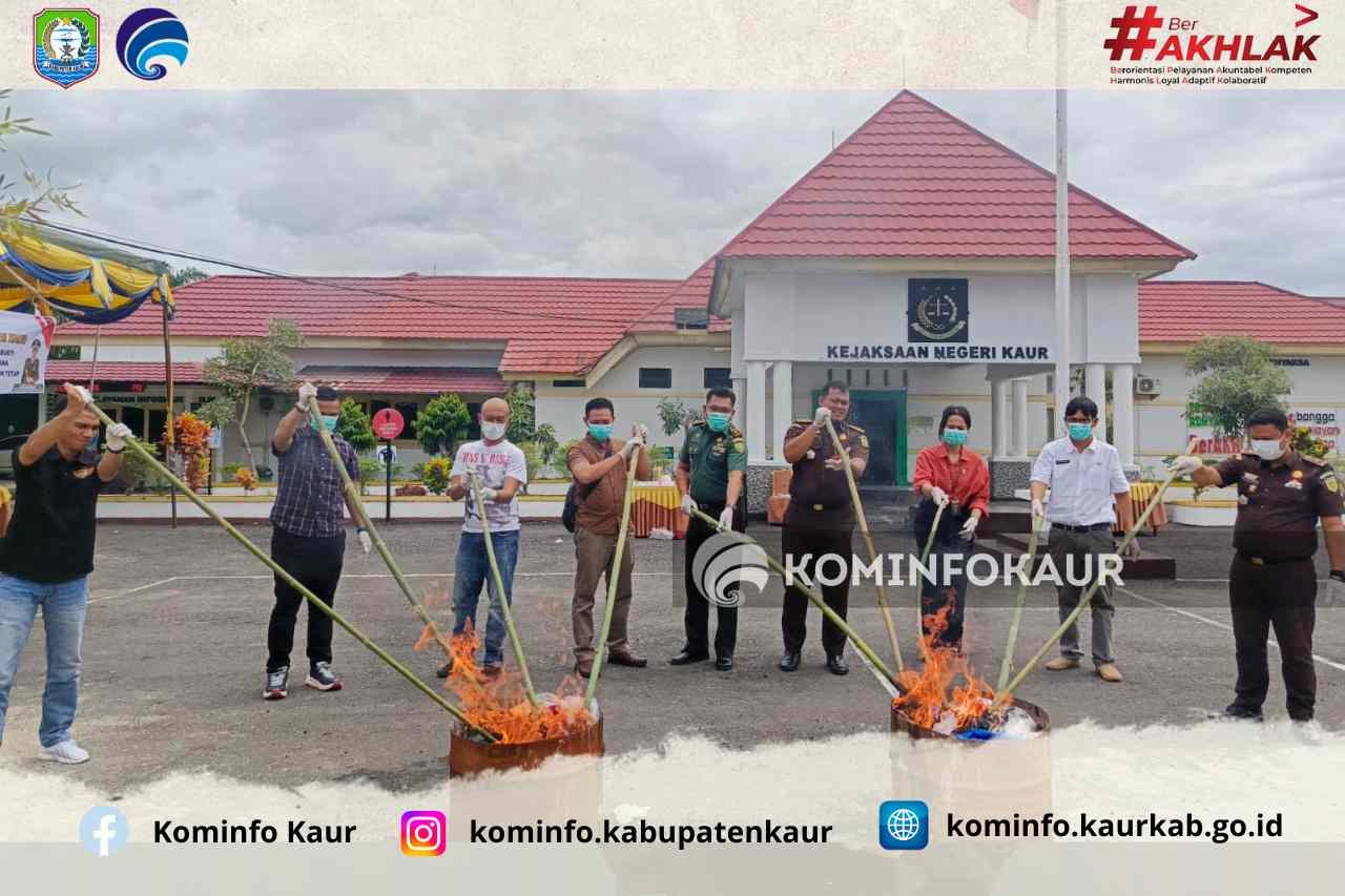 Kejari Kaur Musnahkan BB 14 Perkara Inkracht