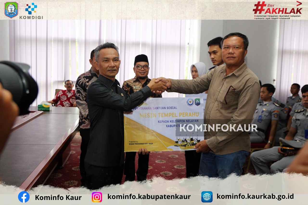 Pemkab Kaur Salurkan Bantuan Mesin Tempel Untuk 10 Kelompok Nelayan