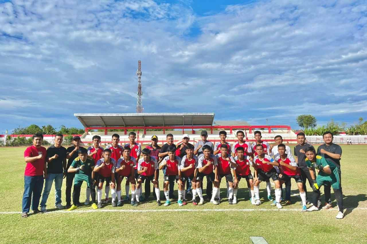 Bupati Kaur Saksikan Laga Semifinal Cabor Sepak Bola POPDA 2022 