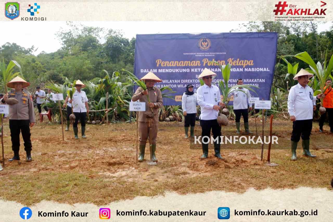 Dukung Program Ketahanan Pangan, Kemenimipas RI Tanam 2000 Bibit Kelapa di Kaur