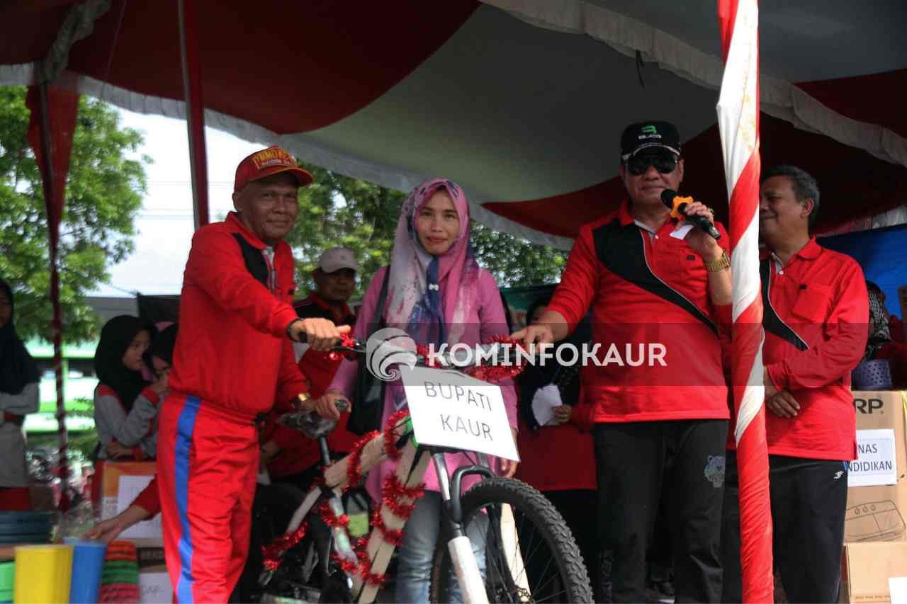 Lepas Jalan Santai HGN dan HUT Ke-77 PGRI, Rosjonsyah : Jadilah Pendidik Bukan Pengajar 