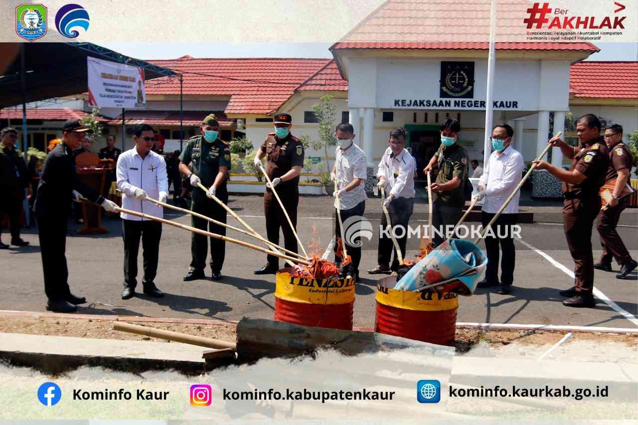 Disaksikan Bupati Lismidianto, Kejari Kaur Musnahkan BB 17 Perkara Kejahatan