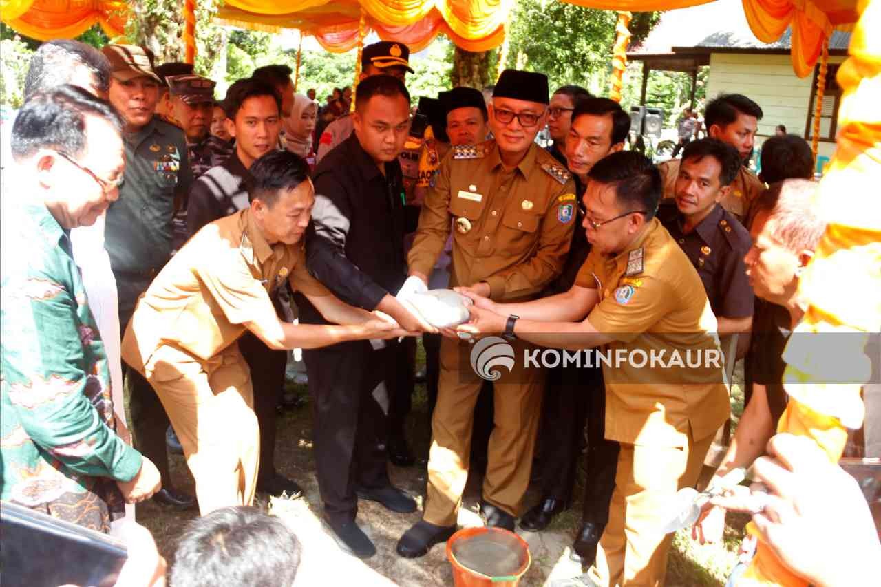 Peletakan Pertama Pembangunan Gereja Stasi Santo Benedictus, Ini Pesan Bupati Kaur