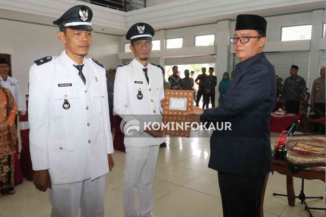 Lantik Dua Kades PAW Terpilih, Bupati : Jadilah Pemimpin Desa Yang Inovatif