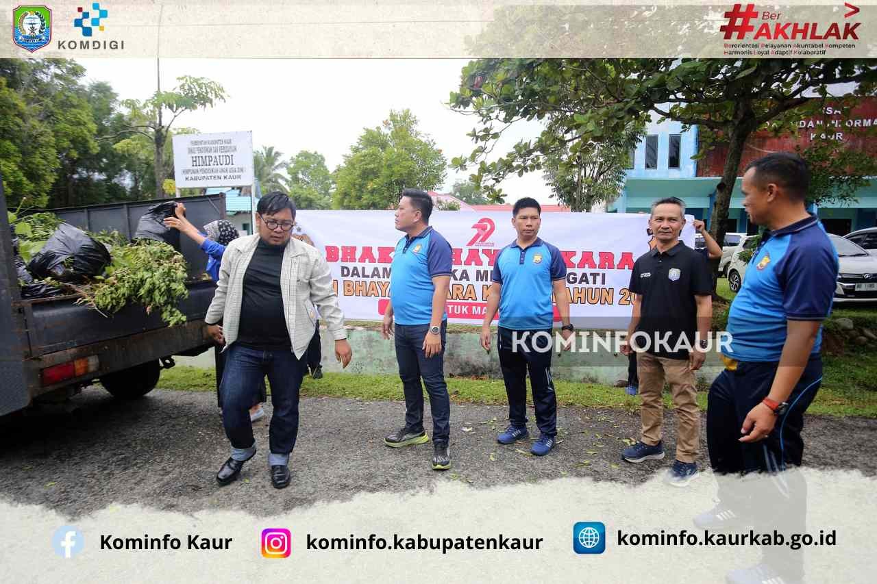 Poles Kaur Gelar Bakti Bhayangkara Gotong Royong Kebersihan Lingkungan di Taman Bineka
