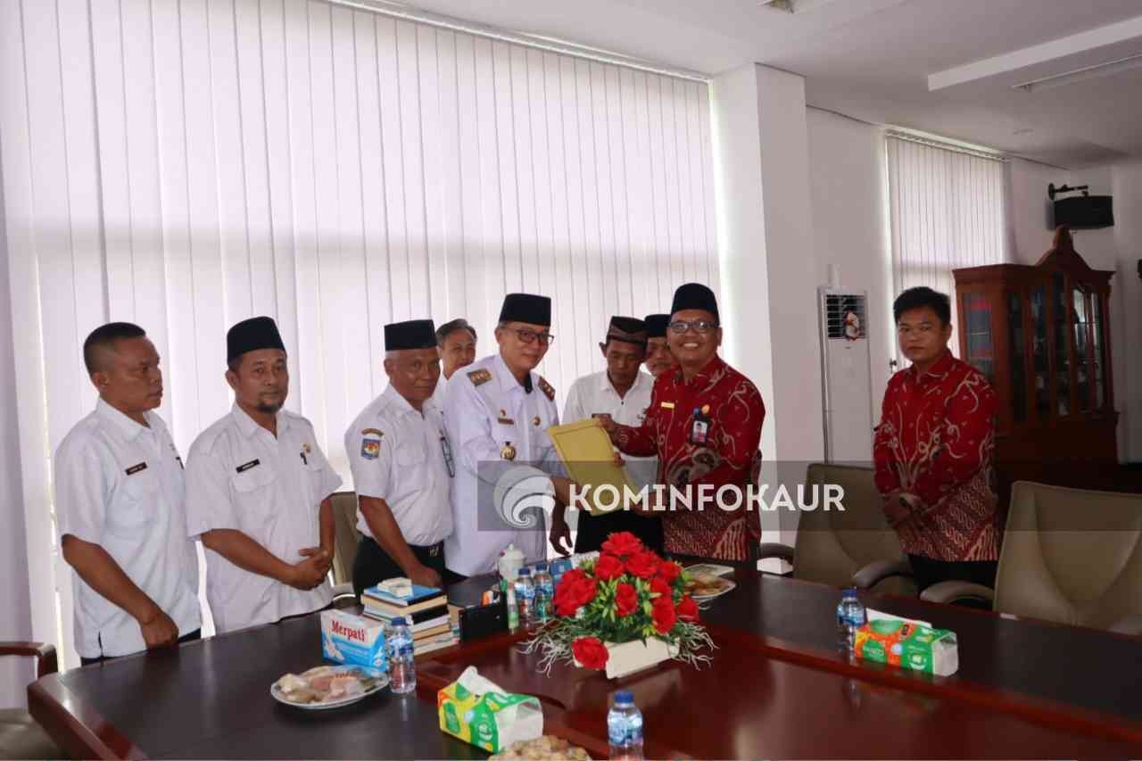 Bupati Serahkan Sertifikat Tanah Hibah Pembangunan Balai Nikah dan Gedung Manasik Haji 