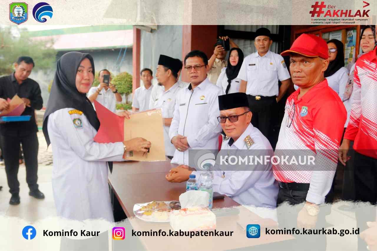 Serahkan Ambulans Untuk 11 Puskesmas, Bupati : Dirawat dan Dijaga