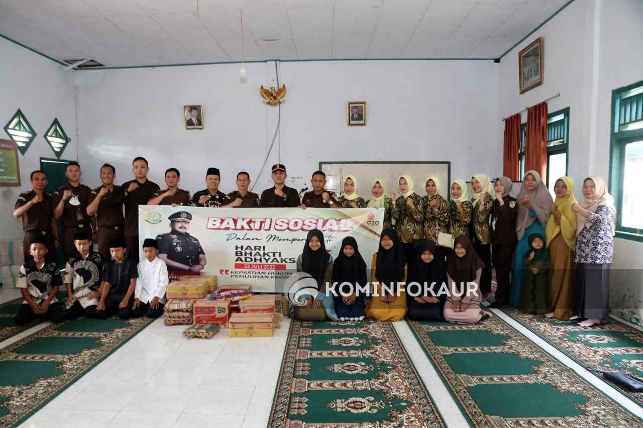 Peringati Hari Bhakti Adhyaksa ke-62 dan HUT ke-22 IAD, Kejari Kaur Gelar Baksos