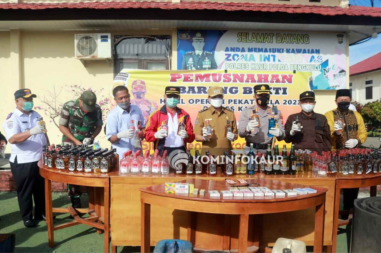 352 Botol Miras Hasil Operasi Pekat di Musnahkan