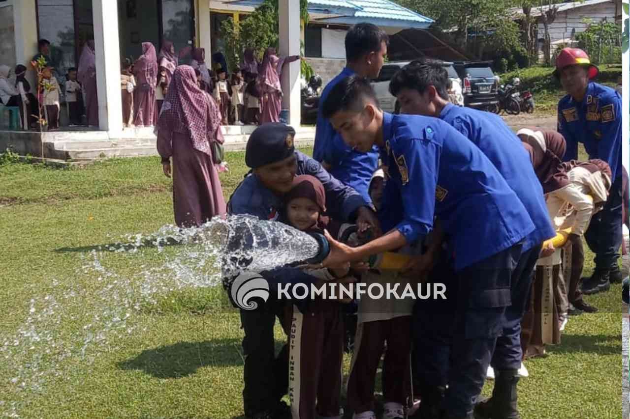 Edukasi Profesi Pemadam Kebakaran, Murid TK IT Insan Kamil Kunjungi Dinas Damkar Kaur