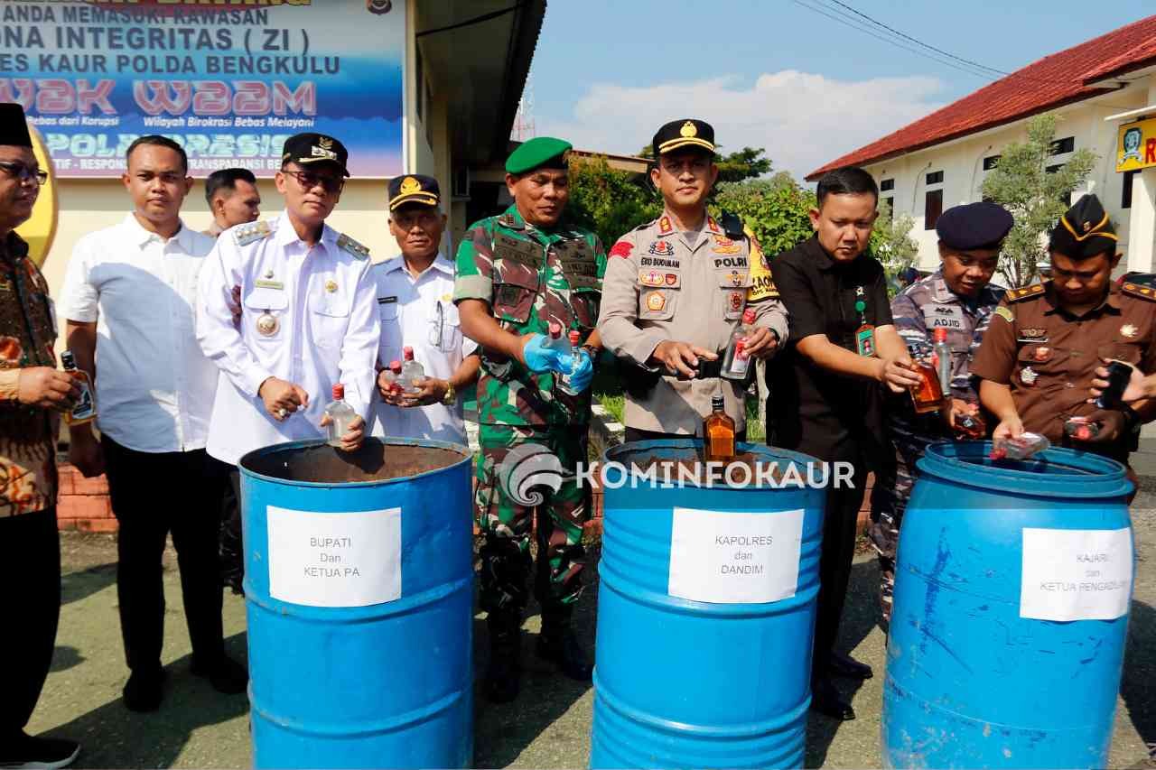 Polres Kaur Musnahkan Ratusan Botol Miras Hasil Operasi Pekat Nala I 2024 