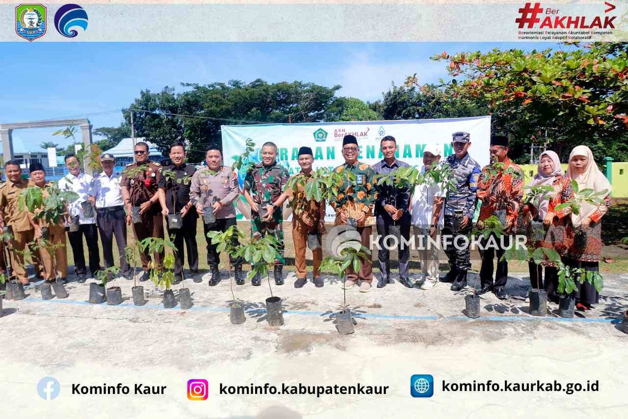 Peringati Hari Bumi, Kemenag Kaur Tanam Pohon Matoa