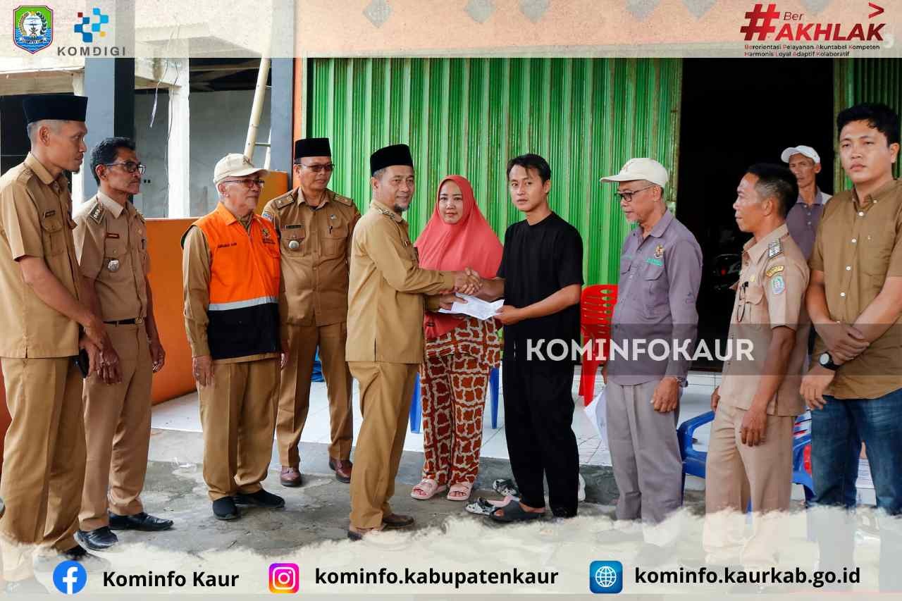 Bersama Baznas, Pemda Kaur Santuni Korban Bencana Angin Puting Beliung 