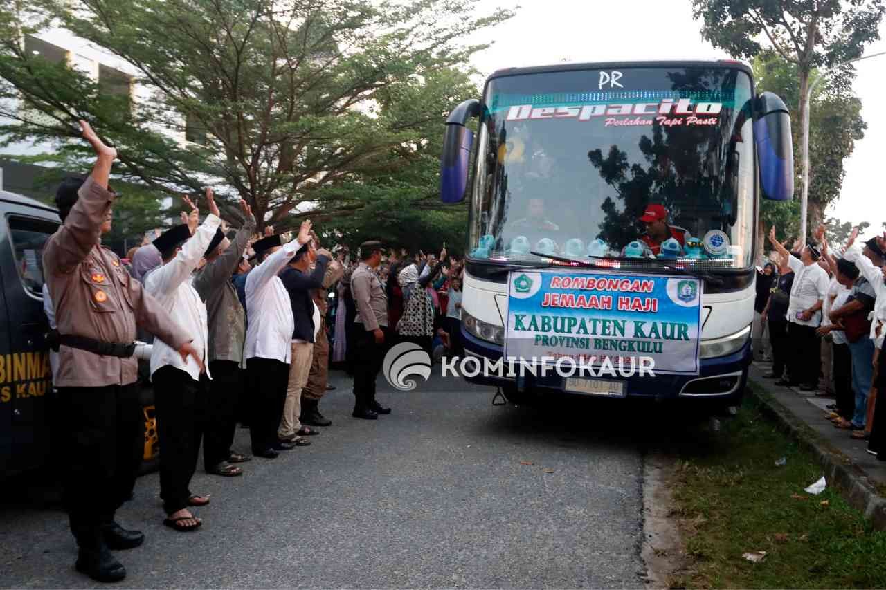 Tangis Haru Keluarga Lepas Keberangkatan CJH Kabupaten Kaur