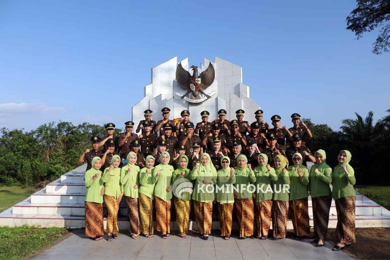 Peringati HBA Ke 62 dan HUT Ke 22 IAD, Kejari Kaur Gelar Upacara Ziarah  Makam Pahlawan