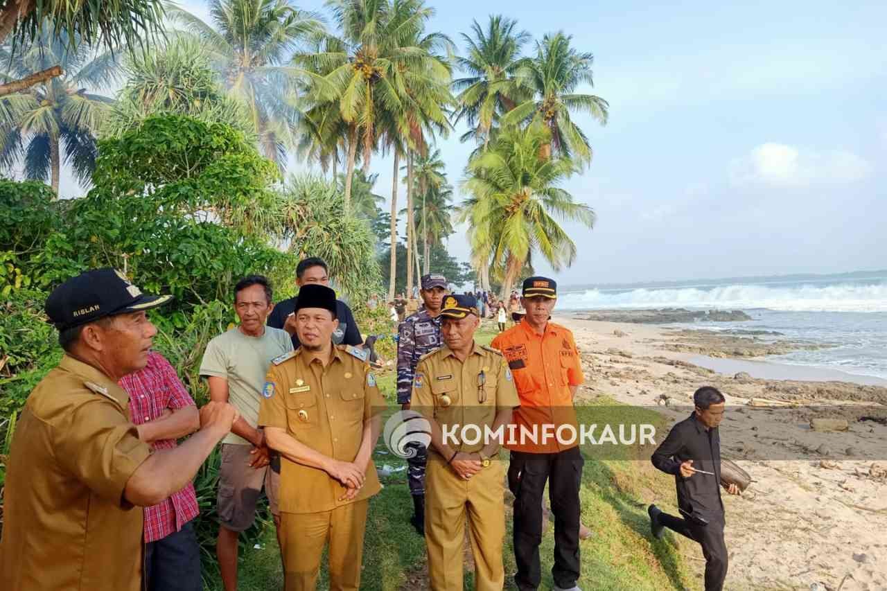 Wabup Pantau Pencarian Korban Terseret Ombak di Pantai Penyenjangan 