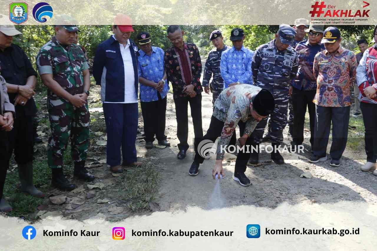 Karya Bakti TNI AL Bengkulu Bangun Jalan Rabat Beton di Tiga Lokasi 